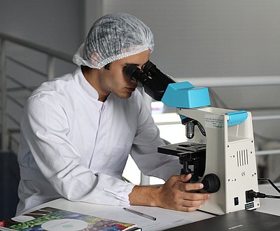 Medizintechniker am Mikroskop