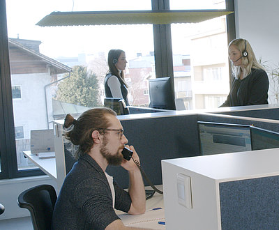 Mann telefoniert in Bürokoje 