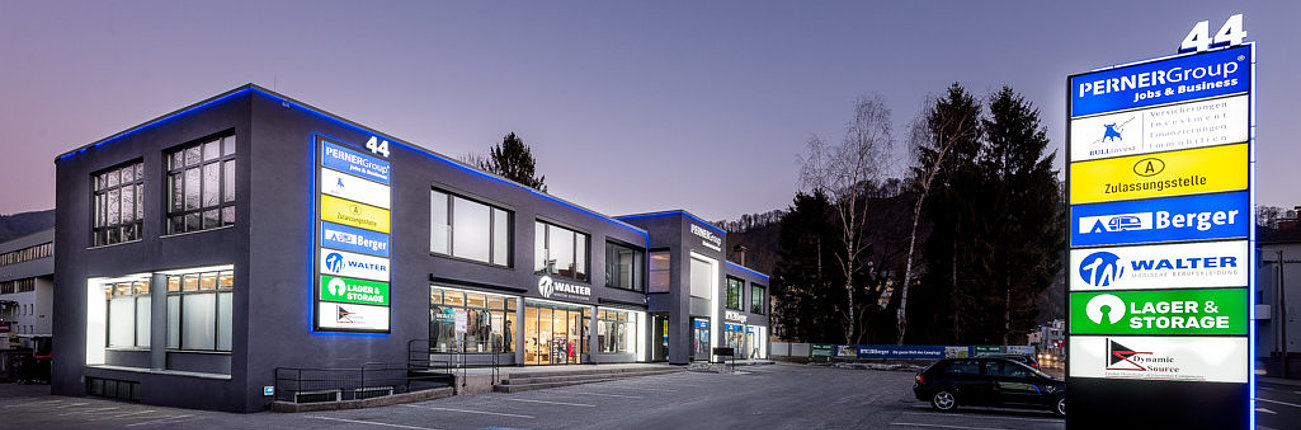 Außenaufnahme Firma bei Nacht