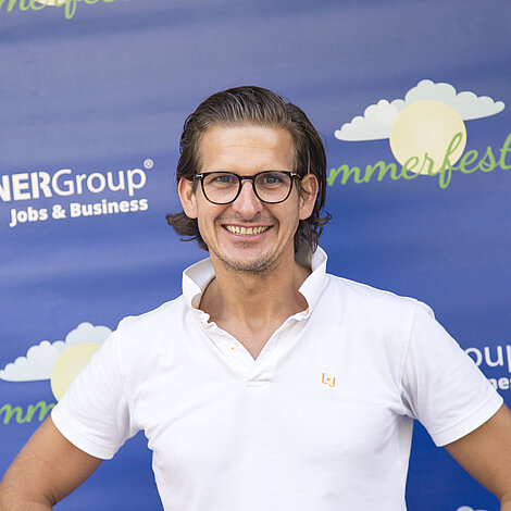 Chef vor Fotowall beim Sommerfest